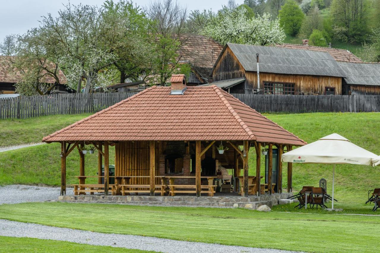 Biotour Camping & Restaurant Ghimeş-Făget Extérieur photo